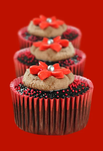 Cupcakes de chocolate em copos vermelhos — Fotografia de Stock