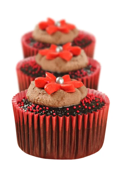 Cupcake al cioccolato in tazze rosse — Foto Stock