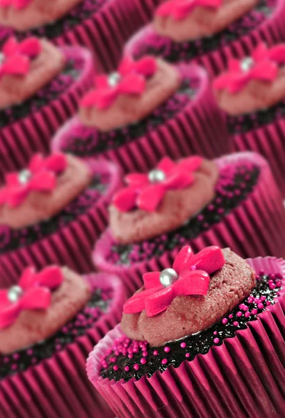 Adoráveis cupcakes de chocolate decorados em rosa — Fotografia de Stock