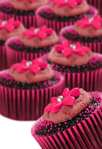 Krásné čokoládové košíčky zdobené v růžové — Stock fotografie