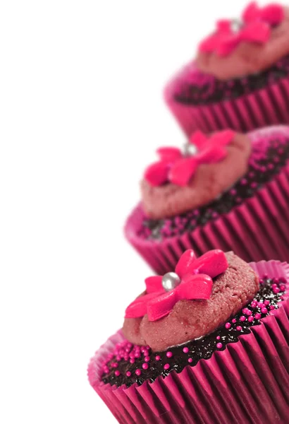 Прекрасные шоколадные кексы, оформленные в розовом — стоковое фото