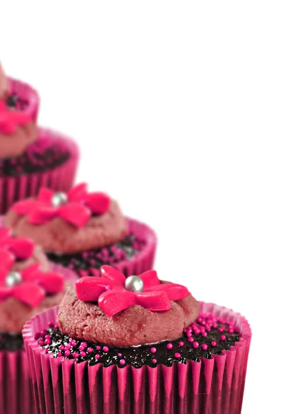Прекрасні шоколадні кекси, прикрашені рожевим — стокове фото