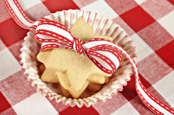 Sternförmige Kekse mit roter Schleife — Stockfoto
