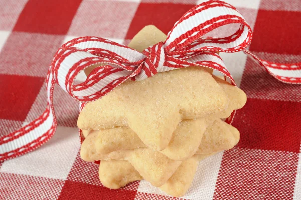 Печиво у формі зірки з червоною стрічкою — стокове фото