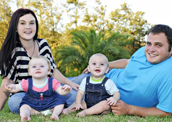 Vacker ung familj med två barn Stockbild