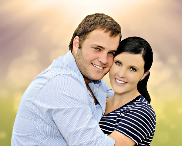 Прекрасная счастливая молодая пара с весенним фоном — стоковое фото