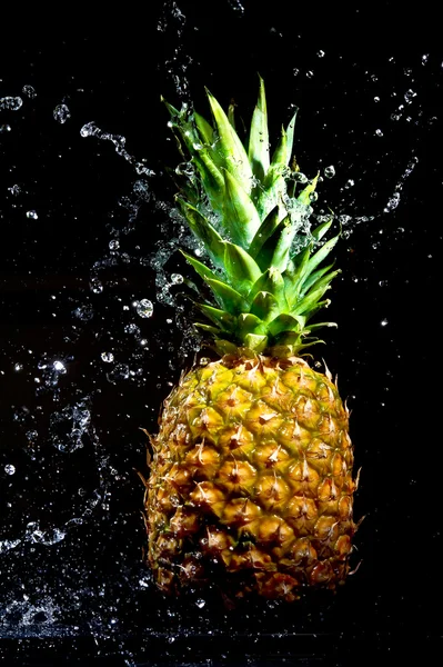 siyah arka plan üzerine taze ananas su damlaları