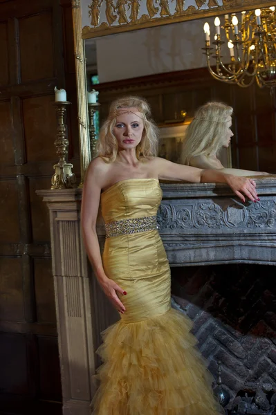 Mooie blonde vrouw in luxe interieur — Stockfoto