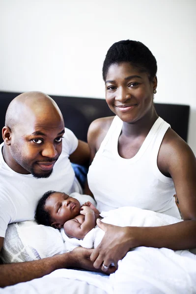 Familia nigeriana negra joven — Foto de Stock