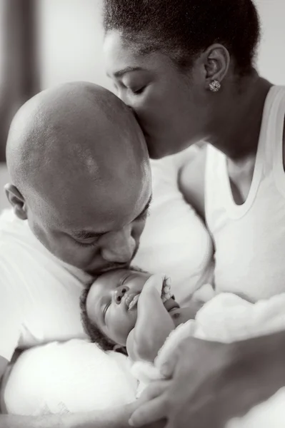 Jovem família nigeriana negra — Fotografia de Stock