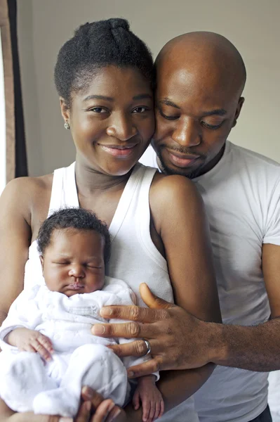 Mladá černá nigerijská rodina — Stock fotografie