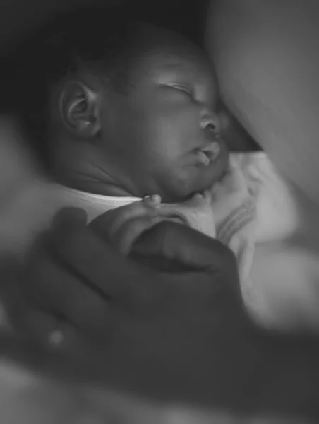 Negra bebê recém-nascido africano — Fotografia de Stock