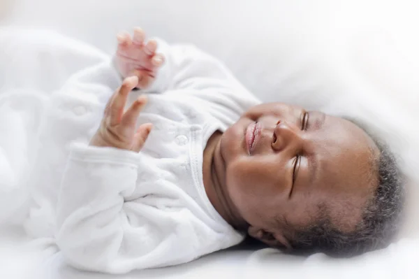 Zwarte Afrikaanse pasgeboren baby — Stockfoto