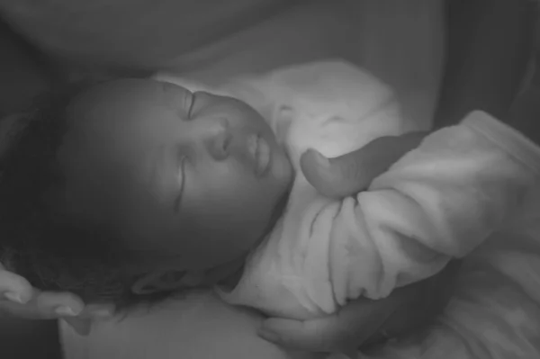 Чёрный африканский новорожденный ребёнок — стоковое фото
