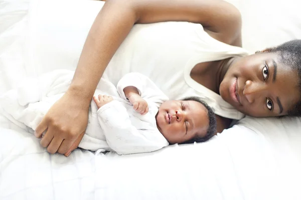 Joven madre nigeriana negra con su bebé recién nacido Fotos de stock