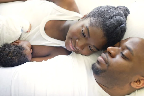 Jovem família nigeriana negra — Fotografia de Stock