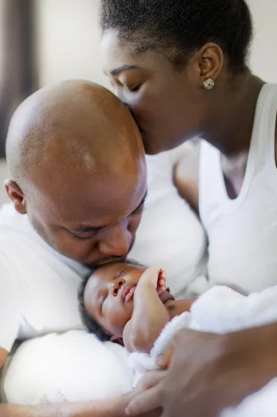 Jovem família nigeriana negra — Fotografia de Stock