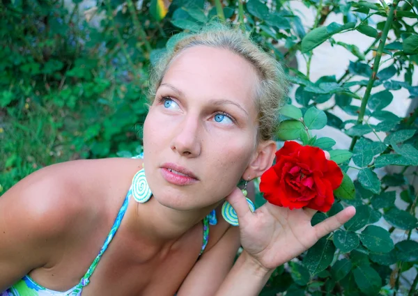 Girl with red rose — Stock Photo, Image