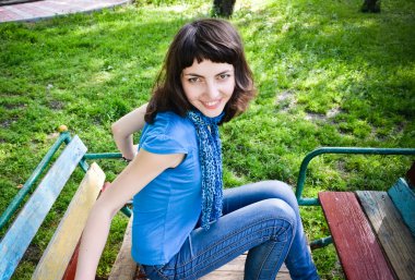 salıncak üzerinde genç kadın