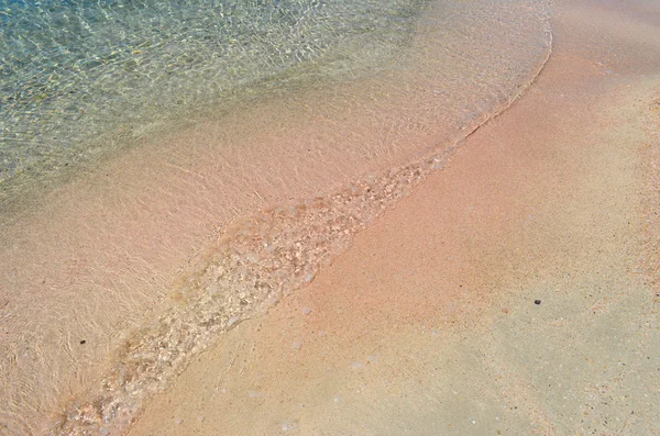 粉色沙滩和水晶水 — 图库照片