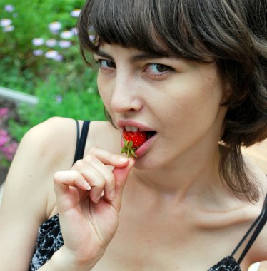 çilek yeme kadın