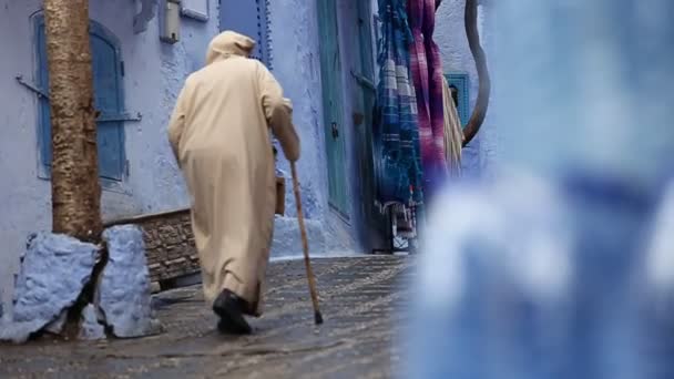 Homens Caminhando Chefchaouen Marrocos — Vídeo de Stock