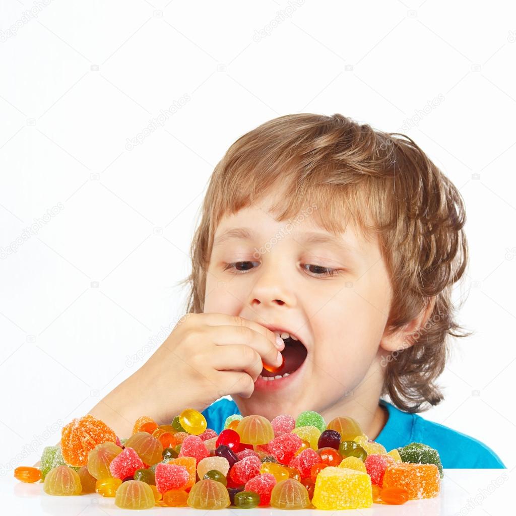 Resultado de imagen de niños comiendo golosinas