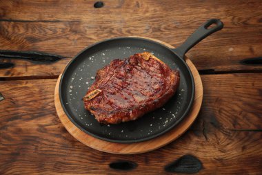 bir tava üzerinde ızgara et