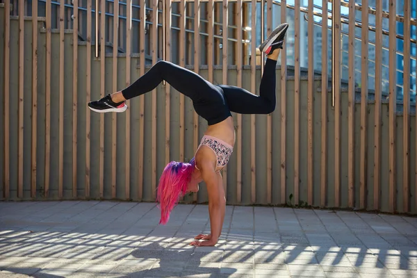 Acrobatic Young Girl Trains City — Stock Photo, Image