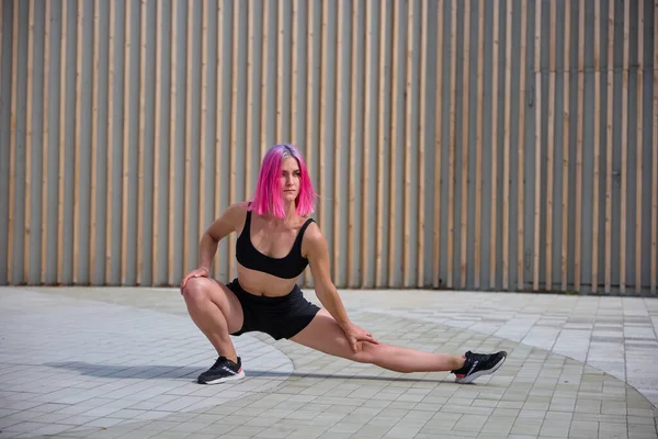 Ragazza Atletica Facendo Stretching Città — Foto Stock