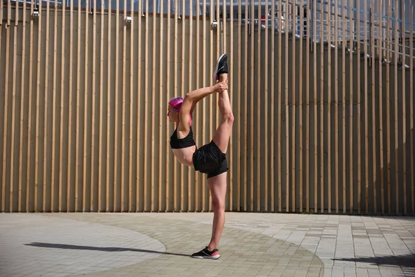 Joven Acrobática Entrena Ciudad — Foto de Stock