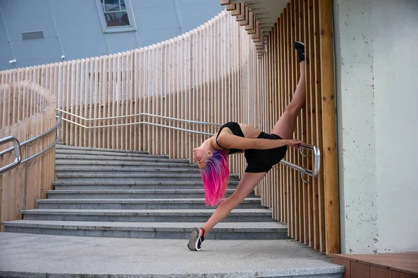 Atlétikai Lány Csinál Stretching Városban — Stock Fotó