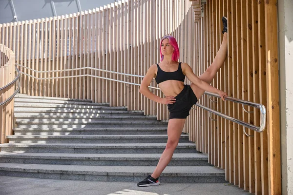 Atletisk Flicka Gör Stretching Staden — Stockfoto