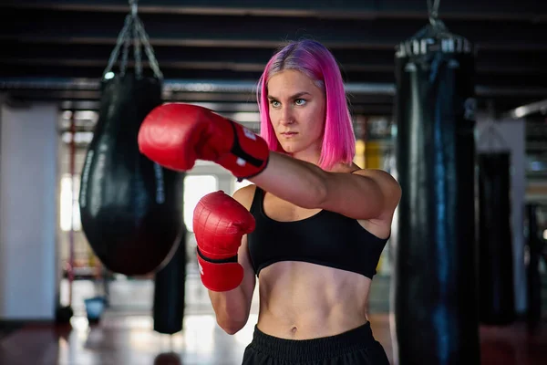 Menina Muscular Treina Ginásio Boxe Fotos De Bancos De Imagens Sem Royalties