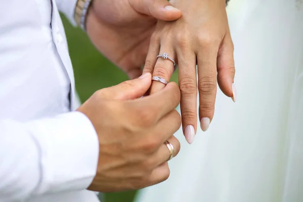 Cerimônia Casamento Noivo Coloca Anel Noivado Diamante Dedo Noiva Vista — Fotografia de Stock