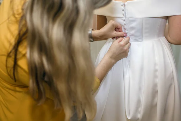 День Весілля Подружка Нареченої Допомагає Нареченій Одягнути Весільну Сукню Натиснути — стокове фото
