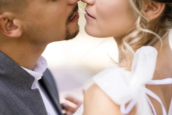 新娘和新郎在婚礼上接吻 新娘和新郎的温柔的亲吻和嘴唇靠得很近 新娘的婚纱和新郎的经典西服 — 图库照片