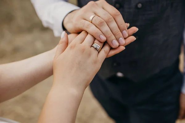 Mãos Recém Casados Com Anéis Casamento Close Noivo Segura Mãos — Fotografia de Stock