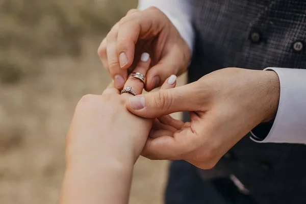 Cerimônia Casamento Noivo Coloca Aliança Dedo Noiva Mãos Recém Casados — Fotografia de Stock
