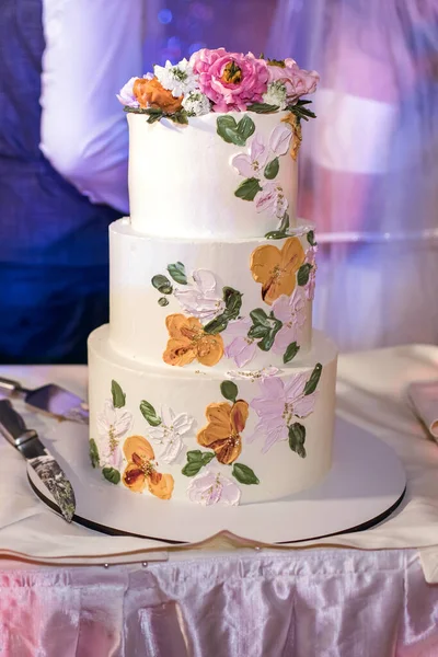 Свадебный Торт Молодоженов Свадьбе Красивый Белый Торт Украшен Цветами Невесты — стоковое фото