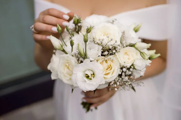 新娘穿着婚纱 头戴长长的面纱 手里拿着一束白色的婚纱 美丽的花束在新娘的手中 这个女孩在结婚那天戴着结婚戒指 — 图库照片