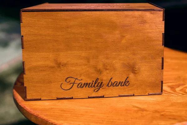 木箱钱与题词家族银行 在与一个年轻家庭的基金举行的婚礼上装钱的盒子 — 图库照片