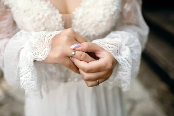 Een Bruid Een Witte Trouwjurk Een Mooie Manicure Houdt Een — Stockfoto