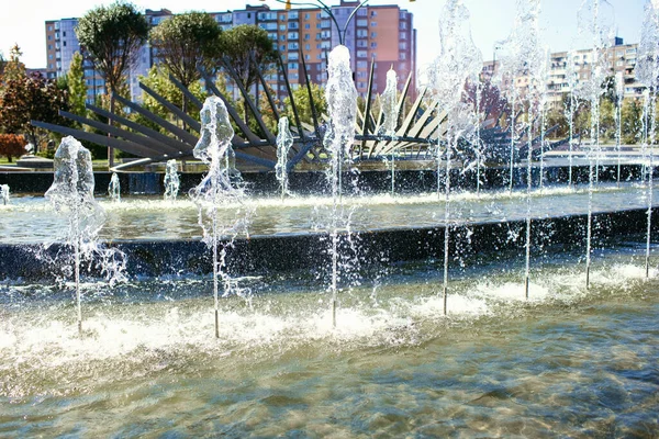 Fragmento Gotas Agua Fuente Aire Fuente Ciudad Salpica Aire Creando — Foto de Stock