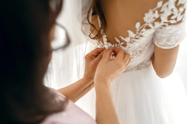 Mamãe Ajuda Sua Filha Noiva Abotoar Seu Vestido Noiva Branco — Fotografia de Stock