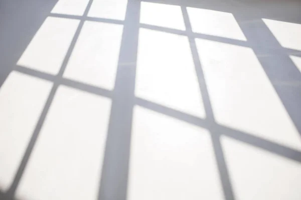 Finestra Incornicia Ombra Sul Pavimento Bianco Camera Vuota Sfondo Luce — Foto Stock