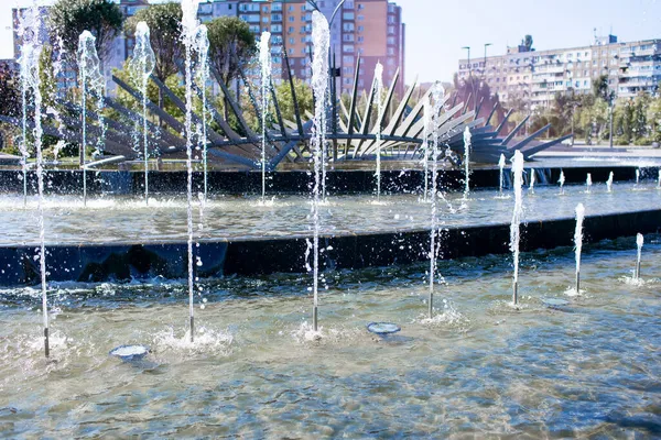 Fonte Cidade Espirra Criando Fundo Brilhante Fragmento Gotas Água Fonte — Fotografia de Stock