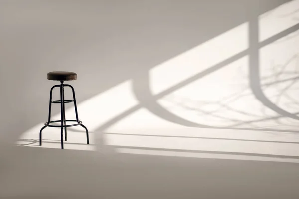 Una Habitación Blanca Con Una Sombra Del Sol Través Ventana — Foto de Stock