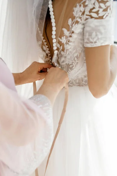Dama Honra Ajuda Noiva Abotoar Vestido Noiva Branco Mãos Botões — Fotografia de Stock