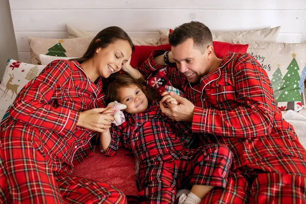 Glad Ung Familj Röd Pyjamas Som Leker Sängen Julafton Sin — Stockfoto